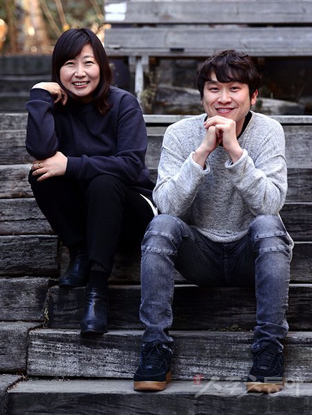 영화 ‘신과함께’ 시리즈부터 ‘완벽한 타인’ ‘덕혜옹주’ ‘청년경찰’ 등 2년여 동안 흥행작을 꾸준히 내놓은 롯데컬처웍스의 커뮤니케이션팀 강동영 팀장(왼쪽)과 최준식 과장. 영화 흥행을 물밑에서 돕는 투자배급사 홍보 담당자들이다. 김종원 기자 won@donga.com