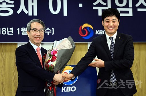 KBO 정운찬 총재(왼쪽)가 칼을 빼들었다. 정 총재는 이사회 의결을 거쳐 KBOP 류대환 대표이사를 신임 사무총장으로 선임했다. 장윤호 전 사무총장을 총재특보로 발령했지만 사실상 경질한 분위기다. 베테랑 야구행정가 류대환 대표를 러닝메이트로 삼은 정운찬 총재는 산적한 과제를 해결하며 ‘리더십 위기’에 대한 여론을 바꿀 수 있을까. 스포츠동아DB