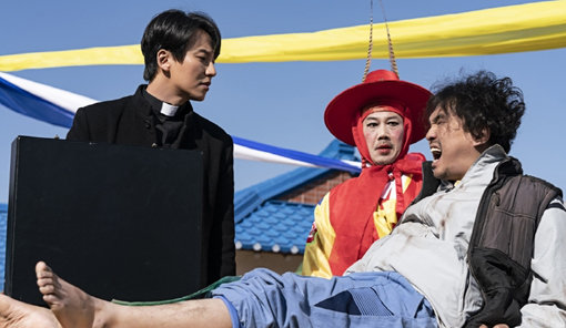 안방극장에서 좀처럼 볼 수 없었던 사제가 시청자들의 호기심을 자극하며 드라마 속 인기 캐릭터로 자리 잡았다. 사진은 최근 시청률 16%를 넘기며 화제를 모은 SBS 드라마 ‘열혈사제’의 한 장면. 사진출처｜SBS ‘열혈사제’ 방송 화면 캡처