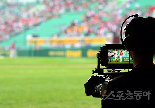 KBO는 2019년부터 2023년까지 5년간 총 1100억 원의 뉴미디어 중계권 계약을 앞두고 있다. 리그 산업화의 초석이 될 수 있는 큰 성과다. 그러나 리그 경쟁력이 뒷받침 되지 않는다면 풍요의 시대는 곧 끝날지도 모른다. 스포츠동아DB