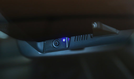 현대·기아차가 차량 내장형 ‘주행 영상기록장치’를 향후 출시하는 신차에 순차적으로 적용할 계획이라고 28일 밝혔다. 다양한 활용이 가능하고 높은 신뢰성과 외부 연결성까지 갖춘 차세대 DVRS가 자동차에 빌트인 타입으로 제공된 것은 처음이다. 사진제공｜현대차