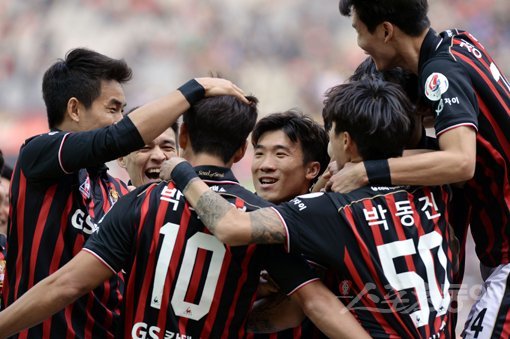 3일 서울 월드컵경기장에서 열린 ‘하나원큐 K리그1 2019’ FC 서울과 포항 스틸러스의 경기에서 서울 황현수가 첫 번째 골을 성공한 뒤 동료들의 환영을 받고 있다. 상암｜김민성 기자 marineboy@donga.com