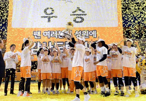 3일 청주체육관에서 열린 ‘우리은행 2018-2019 여자 프로농구’ 부천 KEB하나은행과 청주 KB스타즈 경기에서 승리하며 정규리그 우승을 차지한 KB스타즈 선수들이 환호하고 있다. 청주|김종원 기자 won@donga.com