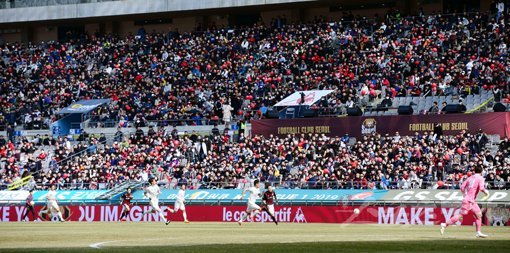 지난 3일 서울 월드컵경기장에서 열린 ‘하나원큐 K리그1 2019’ FC서울과 포항 스틸러스의 경기에서 축구팬들이 경기를 지켜보고 있다. 스포츠동아DB