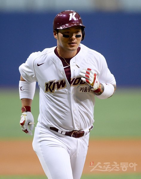 12일 서울 고척스카이돔에서 ‘2019 신한은행 MY CAR KBO리그 시범경기’ LG 트윈스와 키움 히어로즈의 경기가 열렸다. 키움 박병호가 1회말 1사 LG 윌슨을 상대로 솔로홈런을 친 후 홈으로 향하고 있다. 고척｜김진환 기자 kwangshin00@donga.com