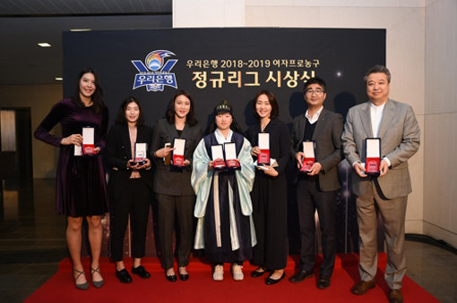 루키더바스켓 올해의 선수상 수상자 단체 사진. 왼쪽부터 박지수, 박다정, 김정은, 안혜지, 염윤아, 장원석 KB 사무국장, 임근배 삼성생명 감독. 사진제공｜루키더바스켓