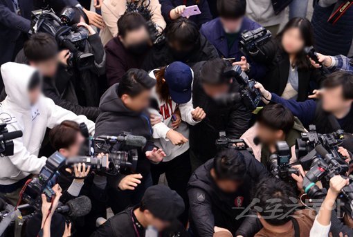 12일 오후 6시4분경 인천국제공항 제2여객터미널을 통해 입국한 정준영(가운데)이 모자를 푹 눌러쓰고 고개를 숙인 채 몰려든 취재진에 둘러싸여 있다. “영상을 몰래 찍어 유포했느냐”는 등의 질문이 쏟아졌지만 입을 열지 않았다. 인천국제공항｜김종원 기자 won@donga.com