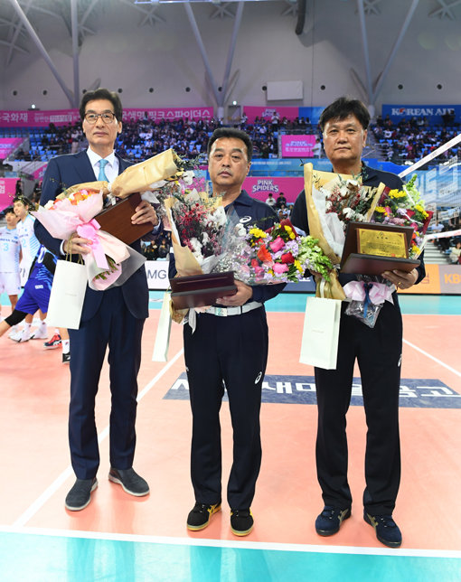 심판 은퇴식에서 기념 꽃다발을 받고 있는 조선행, 이상수, 이성일 심판(왼쪽부터). 사진제공｜KOVO