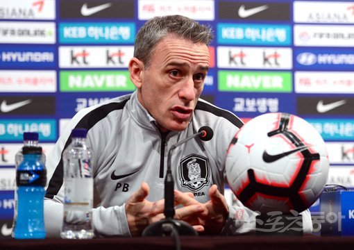 볼리비아, 콜롬비아와 평가전을 갖는 한국 축구 국가대표팀 선수들이 18일 파주NFC(국가대표팀트레이닝센터)에 소집 훈련을 가졌다. 훈련 전 벤투 감독이 기자회견을 하고 있다. 파주｜김종원 기자 won@donga.com