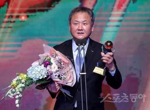 20일 서울 강남구 삼성동 그랜드 인터컨티넨탈 파르나스 서울 그랜드볼룸에서 2018-2019 SKT 5GX 프로농구 시상식이 열렸다. 감독상을 수상한 울산 현대모비스 유재학 감독이 소감을 밝히고 있다. 김진환 기자 kwangshin00@donga.com