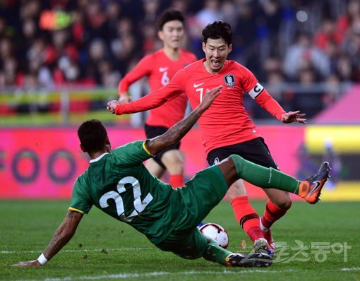 22일 울산문수경기장에서 열린 한국 축구대표팀과 볼리비아의 평가전에서 한국 손흥민이 볼리비아의 수비를 뚫고 공격하고 있다. 울산｜김종원 기자 won@donga.com