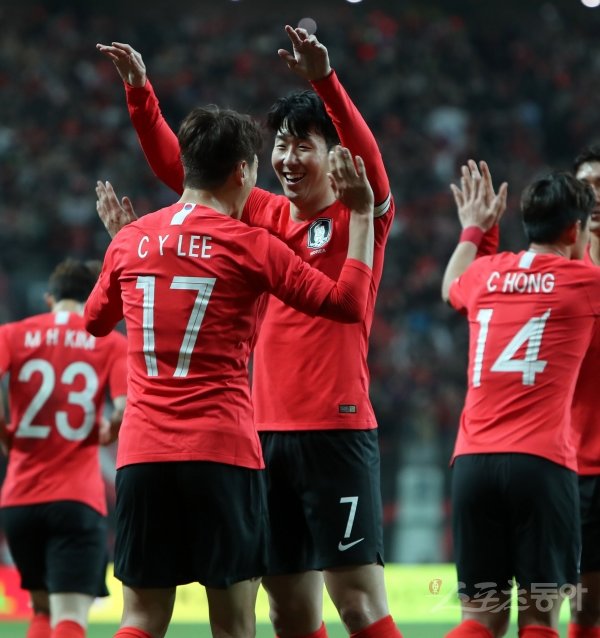 26일 서울 월드컵경기장에서 대한민국 축구대표팀과 콜롬비아 축구대표팀의 평가전이 열렸다. 전반 대한민국 손흥민이 골을 넣은 후 이청용(왼쪽)의 축하를 받고 있다. 상암 | 김진환 기자 kwangshin00@donga.com