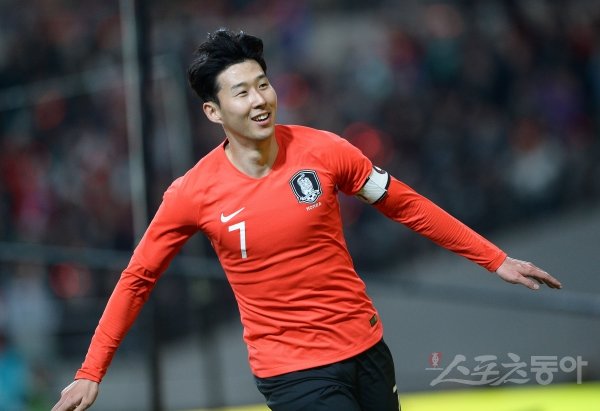 26일 서울 월드컵경기장에서 대한민국 축구대표팀과 콜롬비아 축구대표팀의 평가전이 열렸다. 전반 대한민국 손흥민이 골을 넣은 후 환호하고 있다. 상암 | 김진환 기자 kwangshin00@donga.com