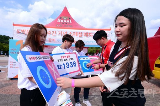 축구팬들이 도박문제에 관한 OX 퀴즈에 참가하고 있다. 상암 ｜ 김종원 기자 won@donga.com