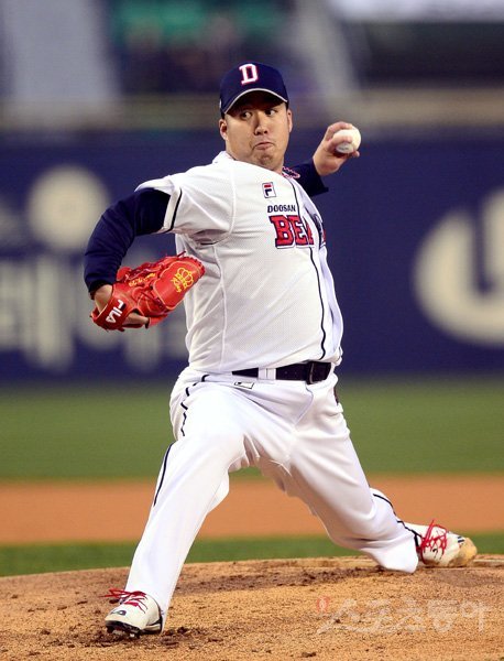 27일 서울 잠실야구장에서 ‘2019 신한은행 MY CAR KBO리그’ 키움 히어로즈와 두산 베어스 경기가 열렸다. 선발 투수로 등판한 두산 유희관이 역투하고 있다. 잠실|김종원 기자 won@donga.com