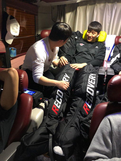 KT의 양홍석(오른쪽)이 구단 버스에서 트레이너의 도움을 받아 회복 장비를 착용하고 있다. 왕성한 활동량을 자랑하는 양홍석은 이번 6강 PO에서 장비의 효과를 톡톡히 보고 있다. 사진제공｜KT 농구단