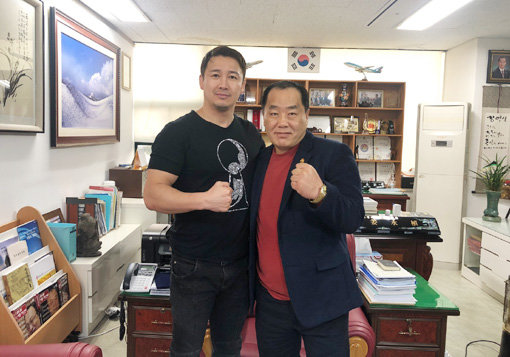 강영식 로드FC 제주 회장(오른쪽)은 5월 제주 한라체육관에서 굽네몰 로드FC 053을 개최하는 데 각별한 노력을 기울였다. 중국인들의 뜨거운 관심을 받는 이번 대회를 통해 중국 관광객들을 유치하고 그에 따른 제주 관광 산업 활성화를 기대하고 있다. 세계격투스포츠협회(WFSO) 정문홍 회장과 포즈를 취하고 있는 강 회장. 사진제공｜로드FC