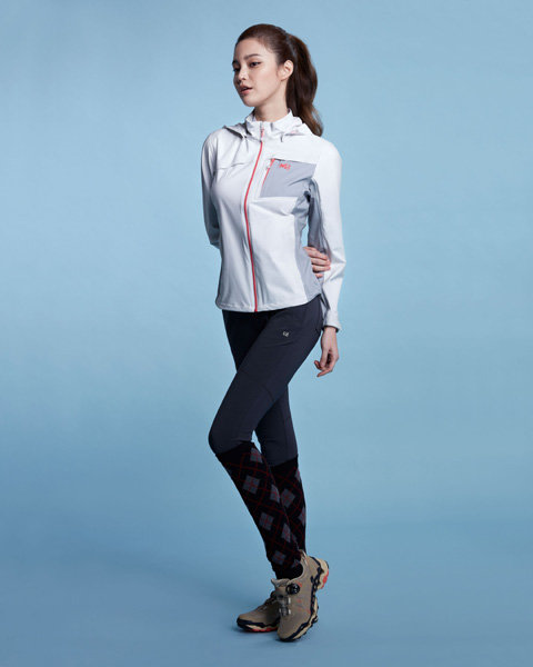 봄철 아웃도어 나들이를 100% 즐기기 위해서는 일교차, 부상을 극복할 수 있는 제품들을 구비하는 것이 좋다. 사진은 밀레의 알란 재킷, 아리아 레깅스 팬츠, 아치스텝 볼케이노Ⅲ를 착장한 패션모델 한으뜸. 사진제공|밀레