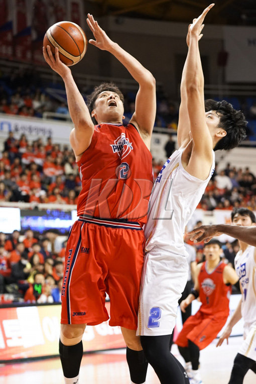 현대모비스의 함지훈(왼쪽)이 3일 울산동천체육관에서 열린 4강 PO 1차전에서 KCC 송교창(오른쪽)의 수비를 뚫고 골밑득점을 시도하고 있다. 사진제공|KBL