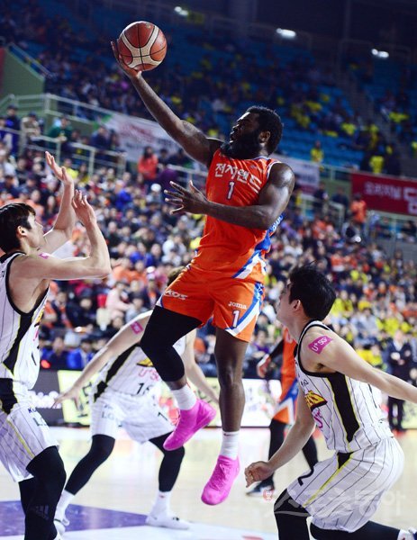 4일 인천 삼산월드체육관에서 열린 ‘2018-2019 SKT 5GX 프로농구’ 인천 전자랜드와 창원 LG의 4강 플레이오프 1차전 경기에서 전자랜드 팟츠가 LG 수비를 앞에 두고 슛을 시도하고 있다. 인천｜김민성 기자 marineboy@donga.com