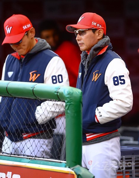 4일 인천 SK행복드림구장에서 ‘2019 신한은행 MY CAR KBO리그’ 롯데 자이언츠와 SK 와이번스의 경기가 열렸다. SK 염경엽 감독이 경기를 지켜보고 있다. 인천|김진환 기자 kwangshin00@donga.com