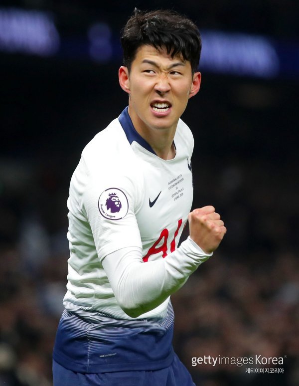 토트넘 손흥민이 4일(한국시간) 새 홈구장 뉴 화이트하트레인에서 열린 크리스탈 팰리스전 후반 10분 선제 결승골을 터트린 뒤 오른 주먹을 불끈 쥐며 포효하고 있다. 손흥민은 물론 토트넘 팬들도 영원히 잊지 못할 새 홈구장 개장 1호 골이었다. 사진=게티이미지코리아