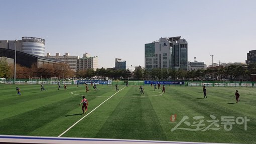 아주대의 2019 U리그 홈 개막전이 열린 5일 경기도 수원 아주대 캠퍼스는 축구 열기로 가득했다. 이날 아주대는 광운대와 U리그 3권역 홈 첫 경기를 치렀다. 수원｜남장현 기자 yoshike3@donga.com