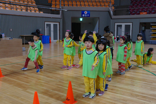 상주 상무가 관내 유치원생을 대상으로 ‘신나는 축구친구’ 유치원생 신체발달 프로그램을 펼친다. 사진제공｜상주 상무