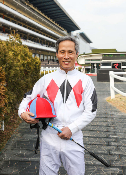 데뷔 40주년을 맞이한 김귀배 기수는 한국 경마 역대 최고령 기수로 활동하며 후배 기수들의 모범이 되고 있다. 사진제공｜한국마사회