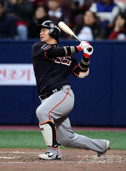 14일 서울 고척스카이돔에서 ‘2019 신한은행 MY CAR KBO리그’ 한화 이글스와 키움 히어로즈의 경기가 열렸다. 연장 10회초 1사 1,3루 상황에서 한화 최재훈이 1타점 적시타를 치고 있다. 고척|김종원 기자 won@donga.com