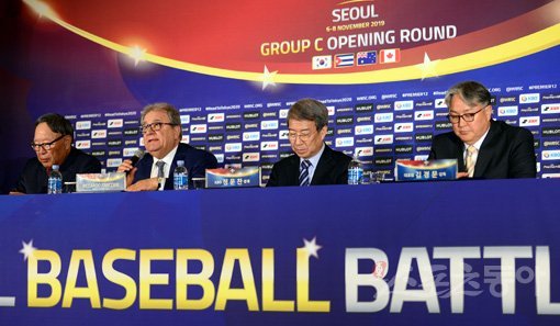 2019 WBSC 프리미어12 서울 예선라운드 경기 일정 발표 및 KBO-WBSC 공동 기자회견이 15일 서울 중구 웨스틴조선호텔에서 열렸다. 김종원 기자 won@donga.com