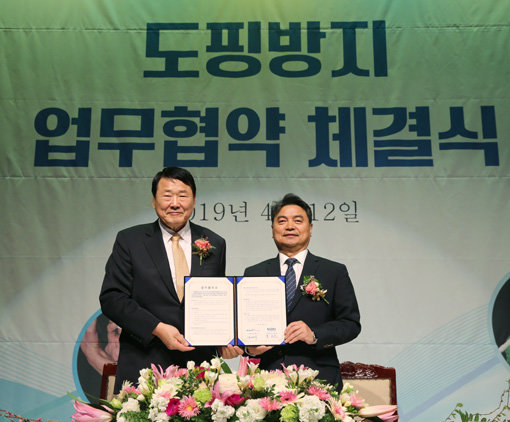 조재기 국민체육진흥공단 이사장(왼쪽)과 이영희 한국도핑방지위원회 이사장은 12일 경륜경정 선수들의 도핑관리에 관한 업무 협약을 체결했다. 사진제공｜국민체육진흥공단