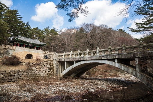 ‘한국의 아름다운 길 100선’에 선정된 문경새재길의 제2관문 조곡관. 사진제공|한국관광공사