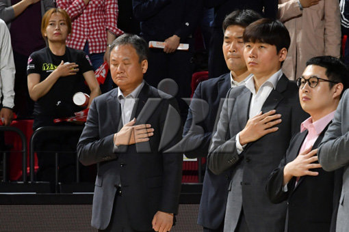 현대모비스의 유재학 감독, 조동현, 박구영 코치가 17일 전자랜드와의 2차전에 앞서 국민의례를 하고 있다. 성준모 코치는 미국 출장으로 자리를 비웠다. 사진제공｜KBL