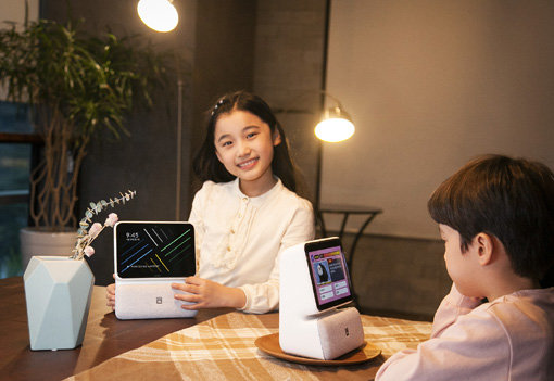 SK텔레콤이 23일부터 예약판매하는 ‘누구 네모’. ICT 기업들이 화면으로도 정보를 전달하는 디스플레이 적용 AI스피커를 잇달아 선보인다. 사진제공｜SK텔레콤