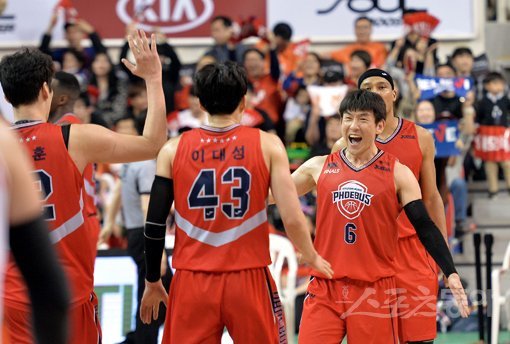 21일 울산 동천체육관에서 열린 ‘2018-2019 SKT 5GX 프로농구’ 울산 모비스와 인천 전자랜드의 챔피언 결정전 5차전 경기에서 모비스 선수들이 환호하고 있다. 울산|김민성 기자 marineboy@donga.com