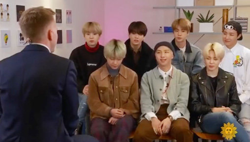 22일(한국시간) 방송된 미국 CBS ‘선데이 모닝’에서 그룹 방탄소년단이 앞으로 다가올 군 복무에 대해 “국가가 부르면 달려가겠다”며 입대에 대한 생각을 밝히고 있다. 사진출처｜미국 CBS ‘선데이 모닝’ 방송 화면 캡처