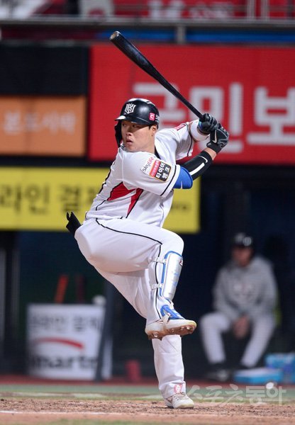 ‘기록 브레이커’의 행보는 올해도 이어진다. 프로 2년차를 맞은 강백호는 21일 사직 롯데 자이언츠전에서 개인 통산 100타점 고지에 올라섰다. 164경기 만에 만든 기록으로 KBO리그 역대 고졸 최소경기 신기록이다. 웨이트트레이닝으로 빠른 타구속도까지 장착한 그는 한층 더 진화했다. 스포츠동아DB