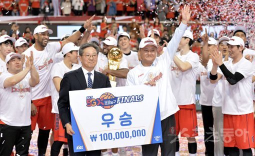 ‘V7!’ 울산 현대모비스는 21일 울산 동천체육관에서 열린 인천 전자랜드와 ‘2018∼2019 SKT 5GX 프로농구’ 챔피언결정 5차전에서 승리해 통산 7번째 우승과 입맞춤했다. 사령탑으로 6번째 우승 반지를 손에 넣은 유재학 감독(앞 오른쪽)은 우승 직후 지난해 감명 깊게 본 영화 ‘보헤미안 랩소디’에 삽입된 ‘위 아 더 챔피언’을 다시 들었다. 사진은 우승상금 1억 원이 적힌 보드를 들고 이정대 KBL 총재와 기념 촬영을 하고 있는 유 감독. 스포츠동아DB