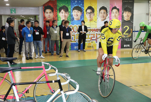 경주에 직접 출전하는 선수들을 보고 있는 경륜 일일 명예심판.