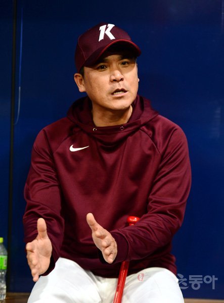 25일 서울 고척스카이돔에서 ‘2019 신한은행 MY CAR KBO리그’ 키움 히어로즈와 두산 베어스의 경기가 열린다. 경기 전 넥센 장정석 감독이 취재진과 인터뷰를 하고 있다. 고척｜김민성 기자 marineboy@donga.com