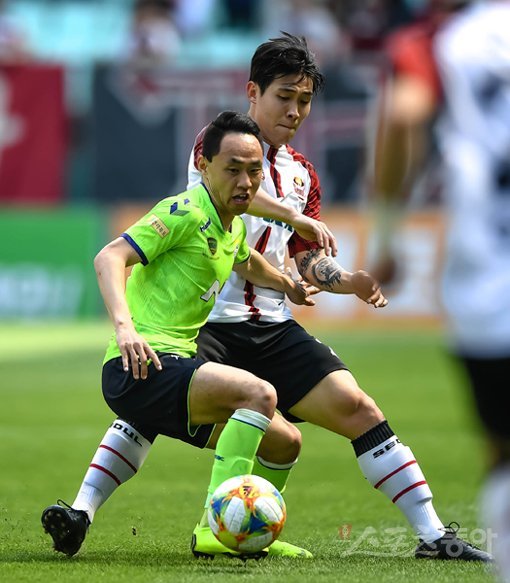 28일 전주월드컵경기장에서 ‘하나원큐 K리그1 2019’ 전북 현대와 FC서울의 경기가 열렸다. 전북 현대 문선민(왼쪽)과 FC서울 황현수가 치열한 볼 경합을 벌이고 있다. 전주|김진환 기자 kwangshin00@donga.com