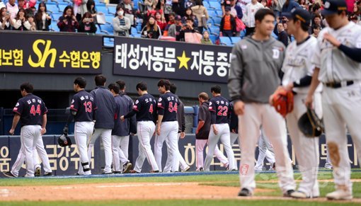 28일 서울 잠실야구장에서 ‘2019 신한은행 MY CAR KBO리그’ 롯데 자이언츠와 두산 베어스의 경기가 열렸다. 2-9로 패하며 5연패를 당한 롯데 선수들이 경기장을 빠져나가고 있다. 잠실｜김종원 기자 won@donga.com