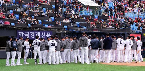 28일 서울 잠실야구장에서 ‘2019 신한은행 MY CAR KBO리그’ 롯데 자이언츠와 두산 베어스의 경기가 열렸다. 8회말 2사 두산 정수빈이 사구를 맞은 것에 대해 벤치클리어링 사태가 벌어지고 있다. 잠실｜김종원 기자 won@donga.com