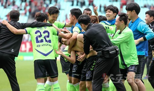 ‘이것이 전북 극장!’ 전북 현대가 28일 전주월드컵경기장에서 열린 ‘하나원큐 K리그1 2019’ FC서울전에서 2-1로 승리했다. 1-1로 맞선 경기 종료 직전 한승규가 천금 같은 결승골을 넣었다. 4연승을 달린 전북은 선두를 굳건히 했다. 사진은 ‘극장골’을 연출한 뒤 상의를 벗어던진 채 동료들 사이에서 기쁨을 만끽하고 있는 한승규. 전주｜김진환 기자 kwangshin00@donga.com