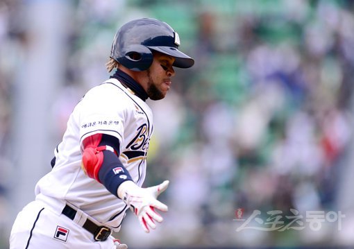 28일 서울 잠실야구장에서 ‘2019 신한은행 MY CAR KBO리그’ 롯데 자이언츠와 두산 베어스의 경기가 열렸다. 2회말 1사 1,3루 두산 페르난데스가 우월 3점 홈런을 날리고 그라운드를 돌며 하이파이브하고 있다. 잠실｜김종원 기자 won@donga.com