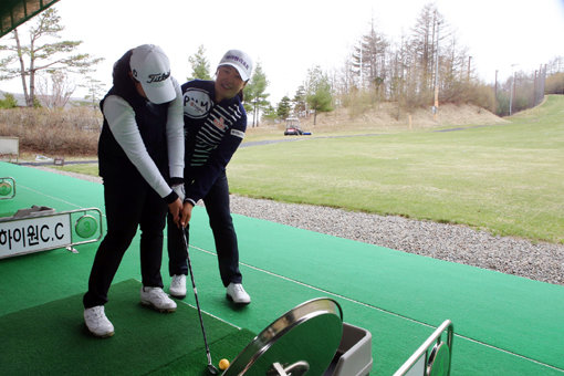 29일 하이원C.C 드라이빙레인지에서 박보미 프로가 임시온(갈래초 6학년)학생에게 원포인트 레슨을 하고 있다. 사진제공|강원랜드