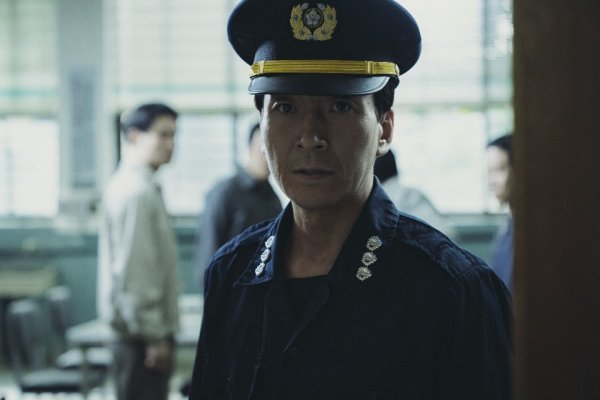 영화 ‘1987’의 한 장면. 최광일은 극 중 교도관 한병용(유해진)의 상관이자 보안계장 안계장을 연기했다. 사진｜CJ엔터테인먼트