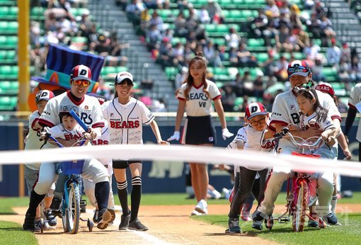 두산 베어스가 2018시즌에 이어 올해도 잠실 라이벌 LG 트윈스와 어린이날 3연전을 ‘싹쓸이 승리’로 장식했다. 지난해 15승1패의 압도적 우위를 점한 데 이어 올해도 상대전적에서 2연패 후 4연승을 거뒀다. 5일 경기를 앞두고 두산 허경민(왼쪽 앞에서 두 번째)과 류지혁(오른쪽 앞에서 두 번째)이 어린이들과 함께 즐거운 시간을 보내고 있다. 잠실｜김진환 기자 kwangshin00@donga.com