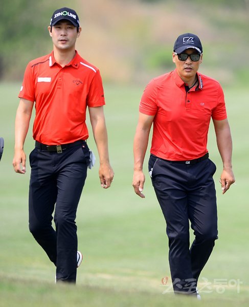 12일 인천 서구 드림파크 컨트리클럽에서 한국프로골프(KPGA) 코리안 투어 제2회 휴온스 엘라비에 셀러브리티 프로암(총 상금 6억원) 4라운드가 열렸다. 김대현과 이승엽(오른쪽)이 그린을 걷고 있다. 인천｜김진환 기자 kwangshin00@donga.com